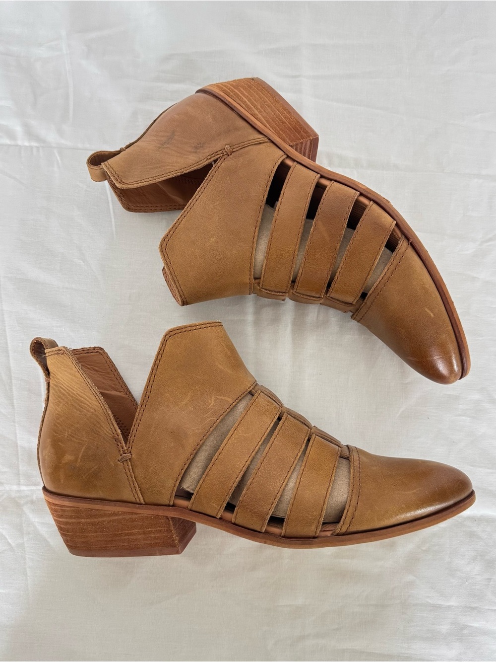 FRYE AND CO. Cognac Cutout Ankle Booties Size 10M